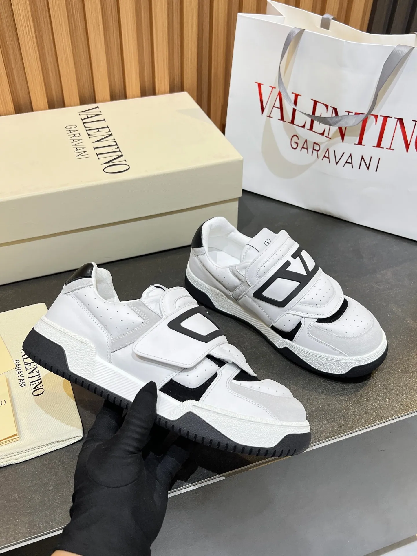 Men's men's shoes 💰760 VLTN Valentin 𝑶𝒏𝒆𝑺𝒕𝒖𝒅 Couple's sneaker series Valentino 2025 new couple's sneakers are on sale. The original ZP purchased and disassembled. Repeated pattern making and modification. The strength must be restored one to one! Top luxury masterpiece Velcro design Soft and comfortable imported calfskin 🧧brings excellent and elegant texture and excellent on-foot comfort Top purchasing version upper: imported calfskin surface/original oil edge craftsmanship Inner: water-dyed cowhide lining Outsole: original development 𝐓𝐏𝐔 two-color combination outsole Packaging: original configuration complete package Code number: 35-46 (45 46 customized)